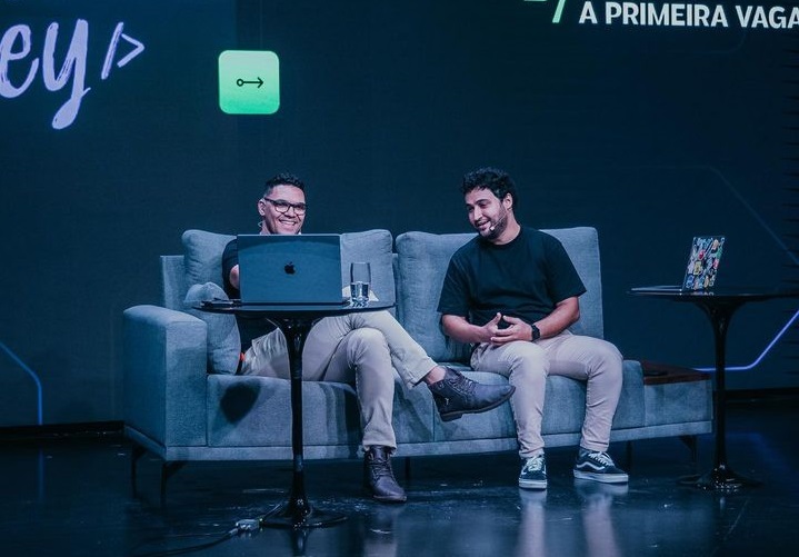 Rodrigo e Mayk apresentando o evento Jornada do Zero à Vaga